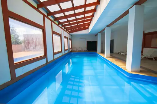 Piscina temperada techada · foto 1 · Cabañas Omilén Pucón